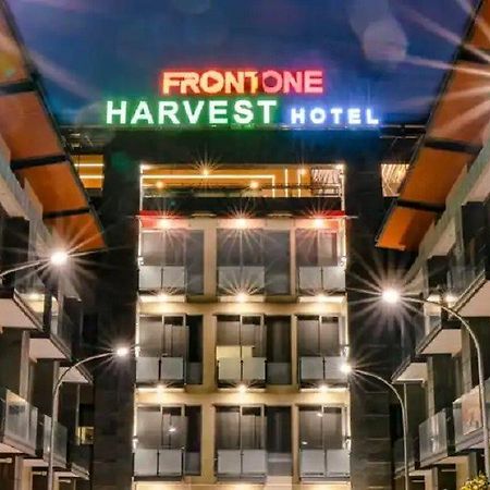 Front One Harvest Hotel ウォノソボ エクステリア 写真